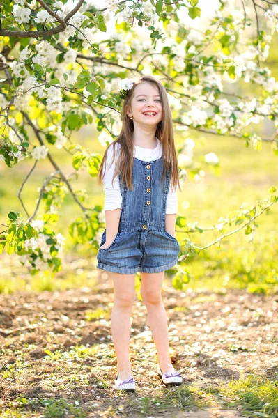 Portret van klein meisje buiten in de zomer — Stockfoto