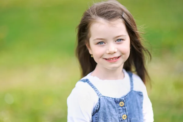 Portret van klein meisje buiten in de zomer — Stockfoto