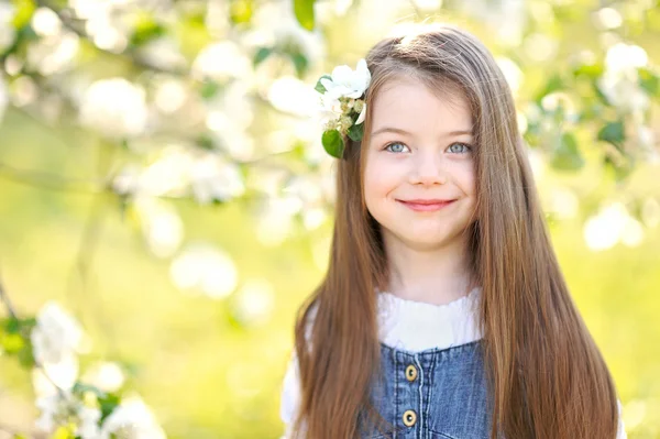 Portrait de petite fille en plein air en été — Photo