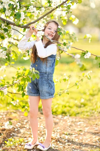 Porträtt av liten flicka utomhus på sommaren — Stockfoto