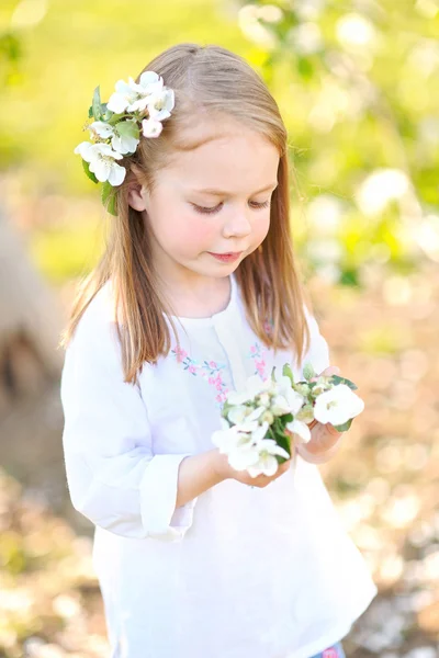 Portrait de petite fille en plein air en été — Photo