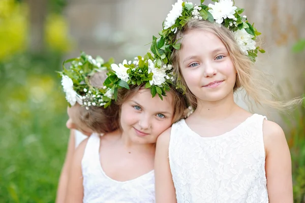 Retrato de duas meninas na floresta namoradas — Fotografia de Stock