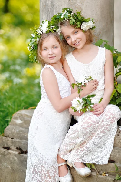 Portrait of two girls in the woods girlfriends — Stock Photo, Image