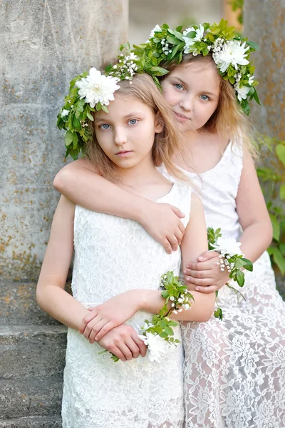Porträt zweier Mädchen im Wald Freundinnen — Stockfoto