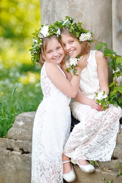 iki kız olarak ormanda kız portre