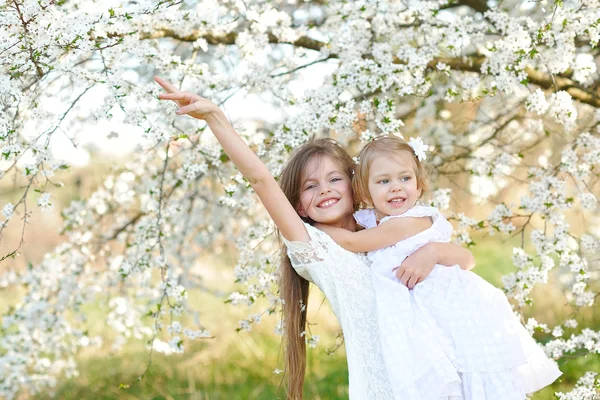 İki küçük kız kız bahar portresi