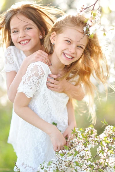 Retrato de duas meninas namoradas primavera — Fotografia de Stock