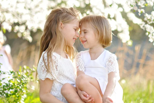 Retrato de duas meninas namoradas primavera — Fotografia de Stock