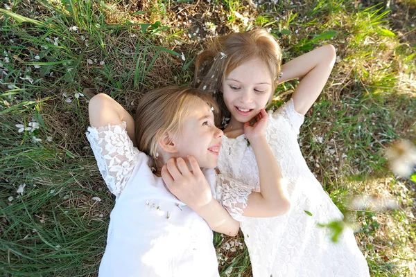 Portret van twee kleine meisjes vriendinnen voorjaar — Stockfoto