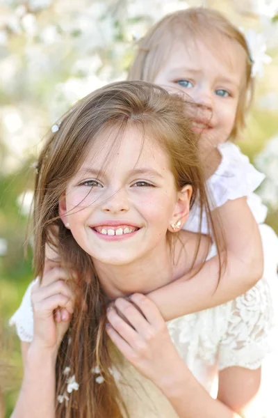 Retrato de dos niñas novias primavera — Foto de Stock