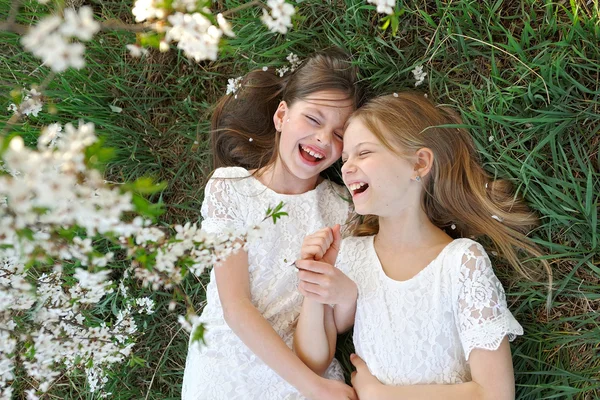 Portrét dvě malé holky kamarádky jaro — Stock fotografie
