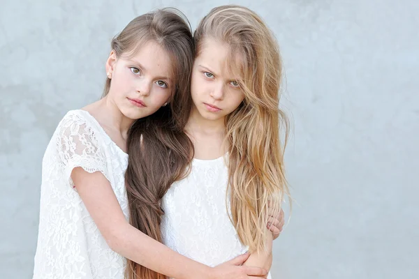 Portrait of two girls in the woods girlfriends — Stock Photo, Image