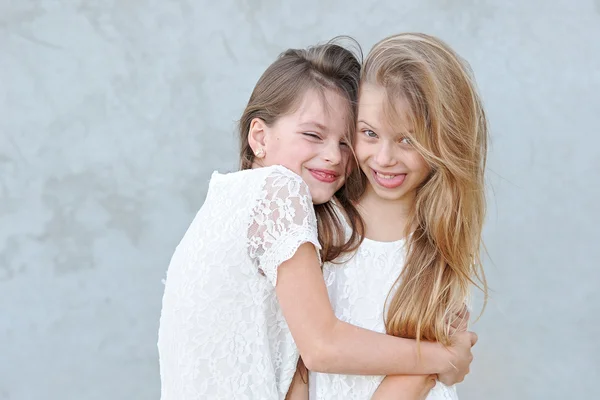 Portrait of two girls in the woods girlfriends — Stock Photo, Image