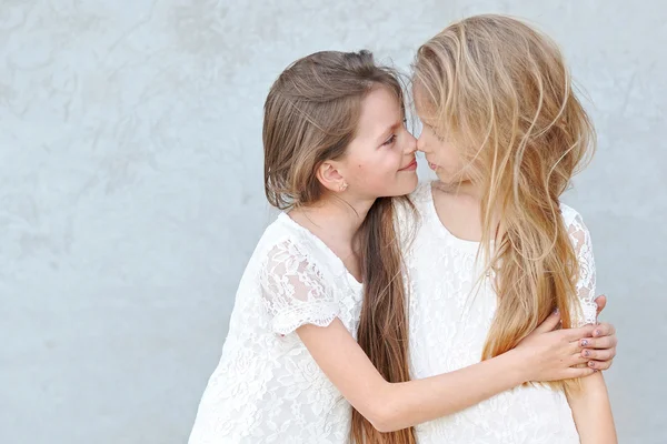 Portrait of two girls in the woods girlfriends — Stock Photo, Image