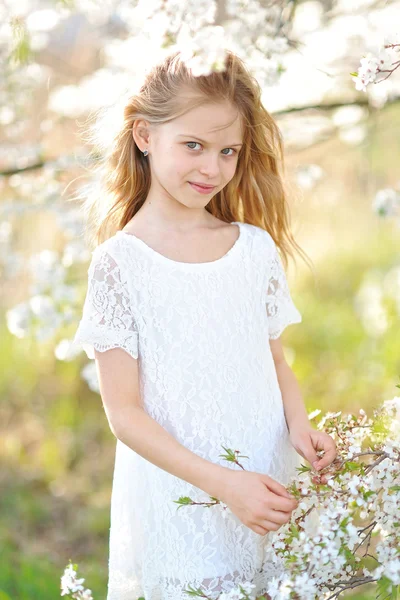 Bahar, güzel küçük bir kız portresi