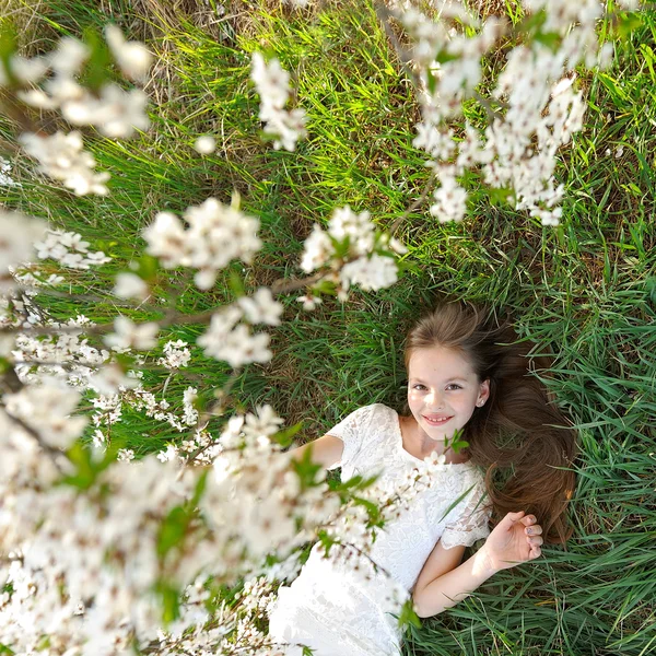 Retrato de una hermosa niña en primavera — Foto de Stock