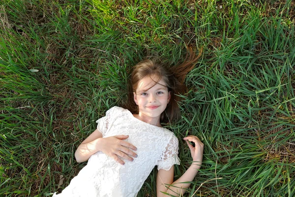 Retrato de uma linda menina na primavera — Fotografia de Stock