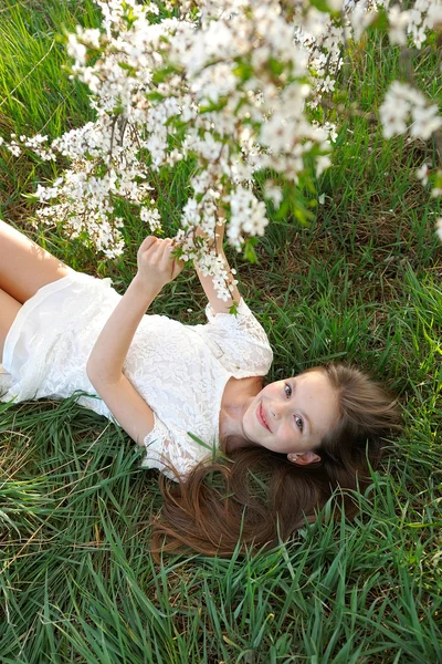 Retrato de uma linda menina na primavera — Fotografia de Stock