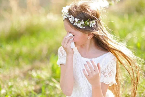 Porträt eines schönen kleinen Mädchens im Frühling — Stockfoto