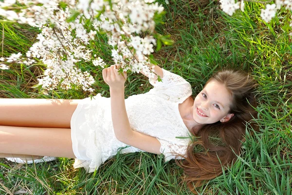 Retrato de uma linda menina na primavera — Fotografia de Stock