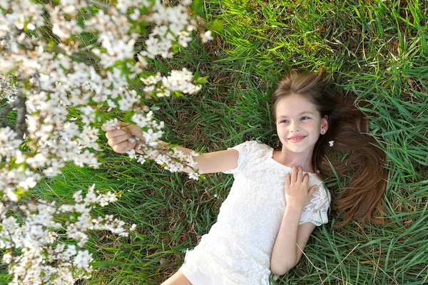 Portret van een mooi klein meisje in het voorjaar van — Stockfoto