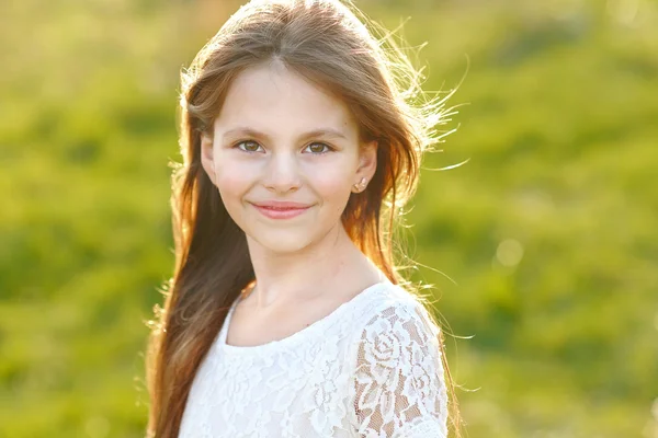 Bahar, güzel küçük bir kız portresi