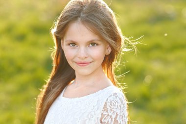 Bahar, güzel küçük bir kız portresi