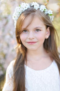 Bahar, güzel küçük bir kız portresi