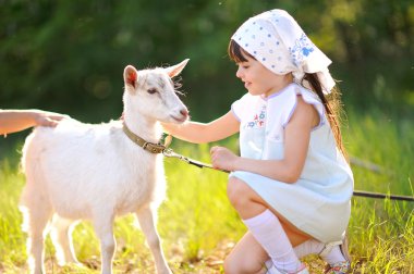 Yaz aylarında güzel küçük bir kız portresi