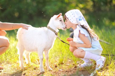 Yaz aylarında güzel küçük bir kız portresi