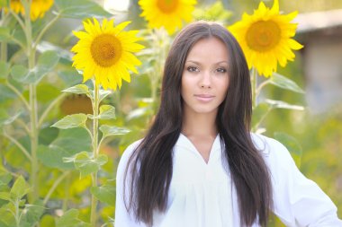 Bir alanda güzel zarif esmer kız