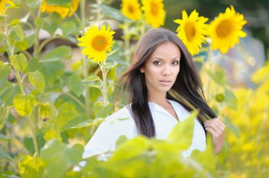 Bir alanda güzel zarif esmer kız