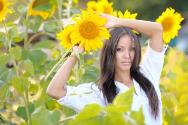 Bir alanda güzel zarif esmer kız