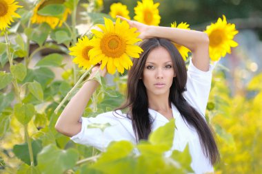 Bir alanda güzel zarif esmer kız