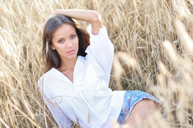 Bir alanda güzel zarif esmer kız