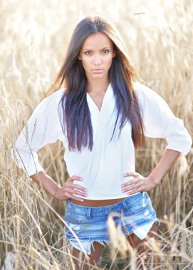 Bir alanda güzel zarif esmer kız