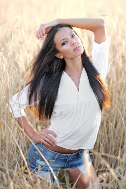 Bir alanda güzel zarif esmer kız