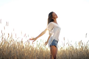 Bir alanda güzel zarif esmer kız