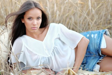 Bir alanda güzel zarif esmer kız