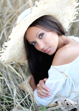 Bir alanda güzel zarif esmer kız