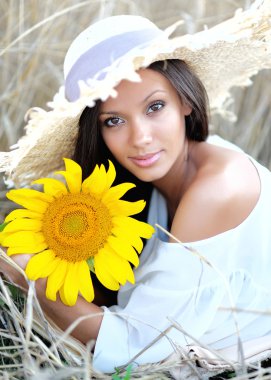 Bir alanda güzel zarif esmer kız