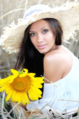 Bir alanda güzel zarif esmer kız