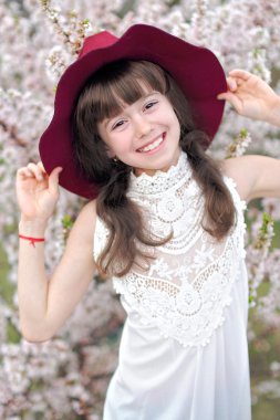 Çiçekli güzel bir kızın portresi.