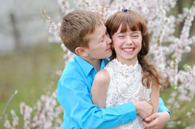 Bir erkek ve kız yemyeşil bahçede portre