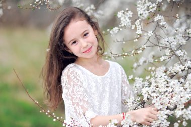 Çiçekli güzel bir kızın portresi.