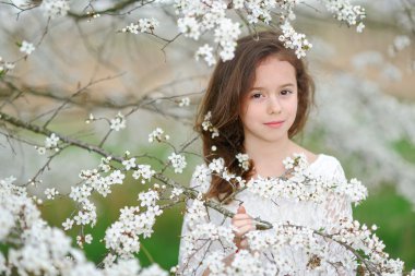 Çiçekli güzel bir kızın portresi.