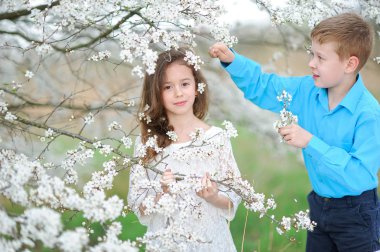 Bir erkek ve kız yemyeşil bahçede portre