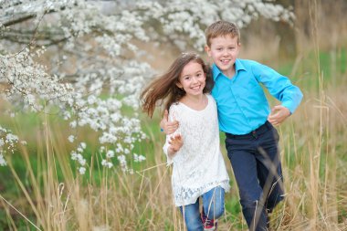 Bir erkek ve kız yemyeşil bahçede portre