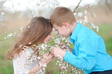 Bir erkek ve kız yemyeşil bahçede portre