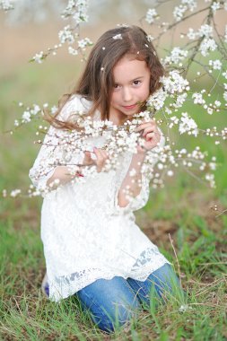 Çiçekli güzel bir kızın portresi.